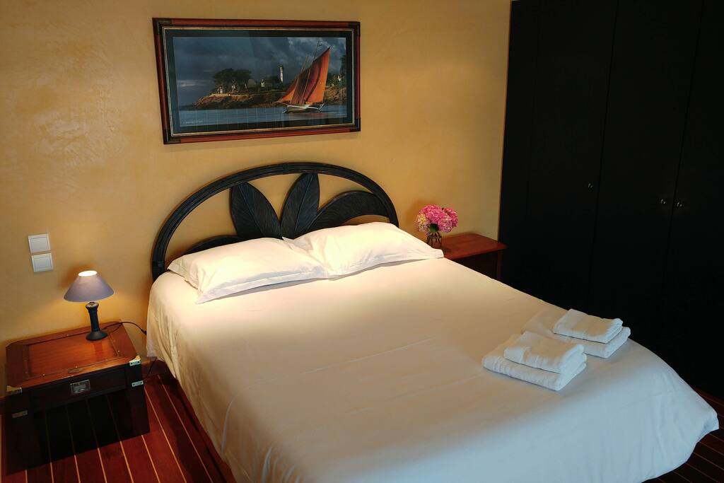 Chambre en mezzanine avec lit double et placard