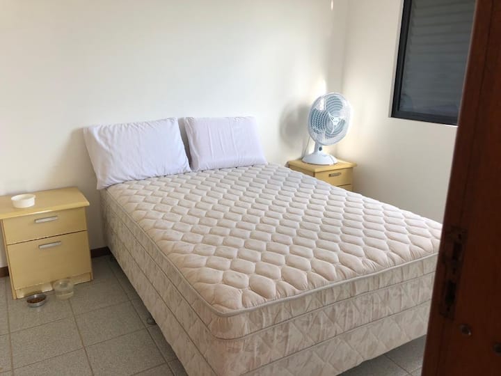 Dhomë me krevat dopio dhe ajër të kondicionuar