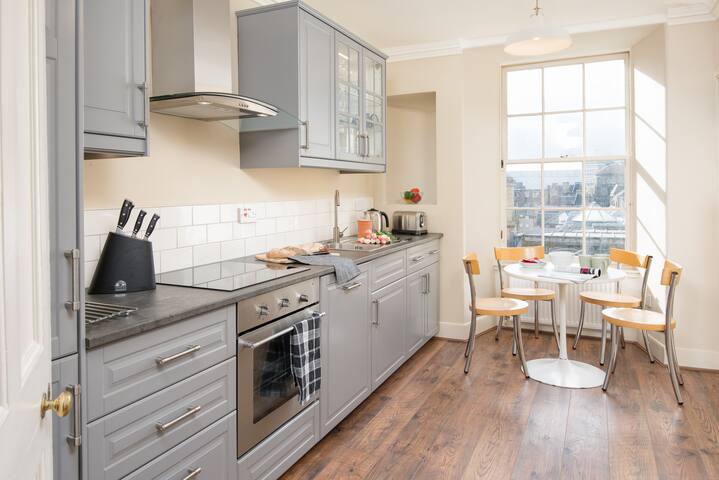 Royal Mile, Edinburgh – the heart of the city! gallery image 2