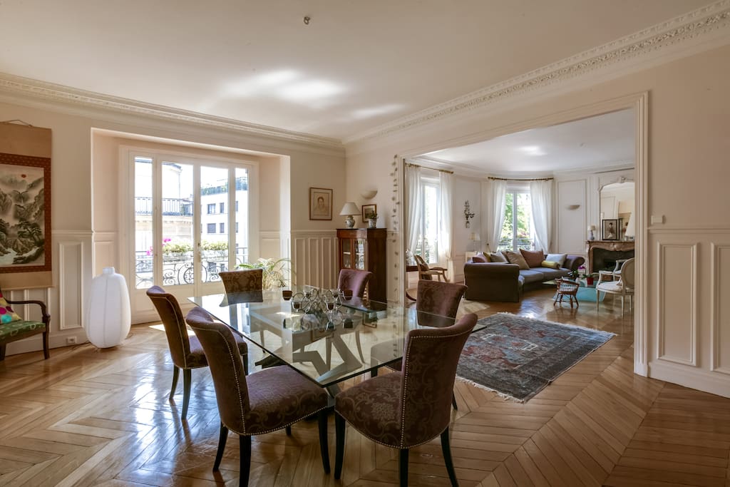Vaste table à manger