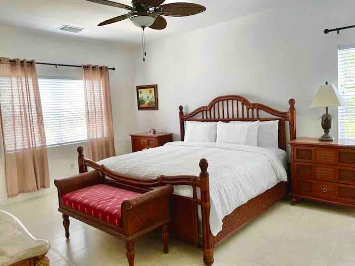 Habitación principal: jardín tropical y vista a la piscina