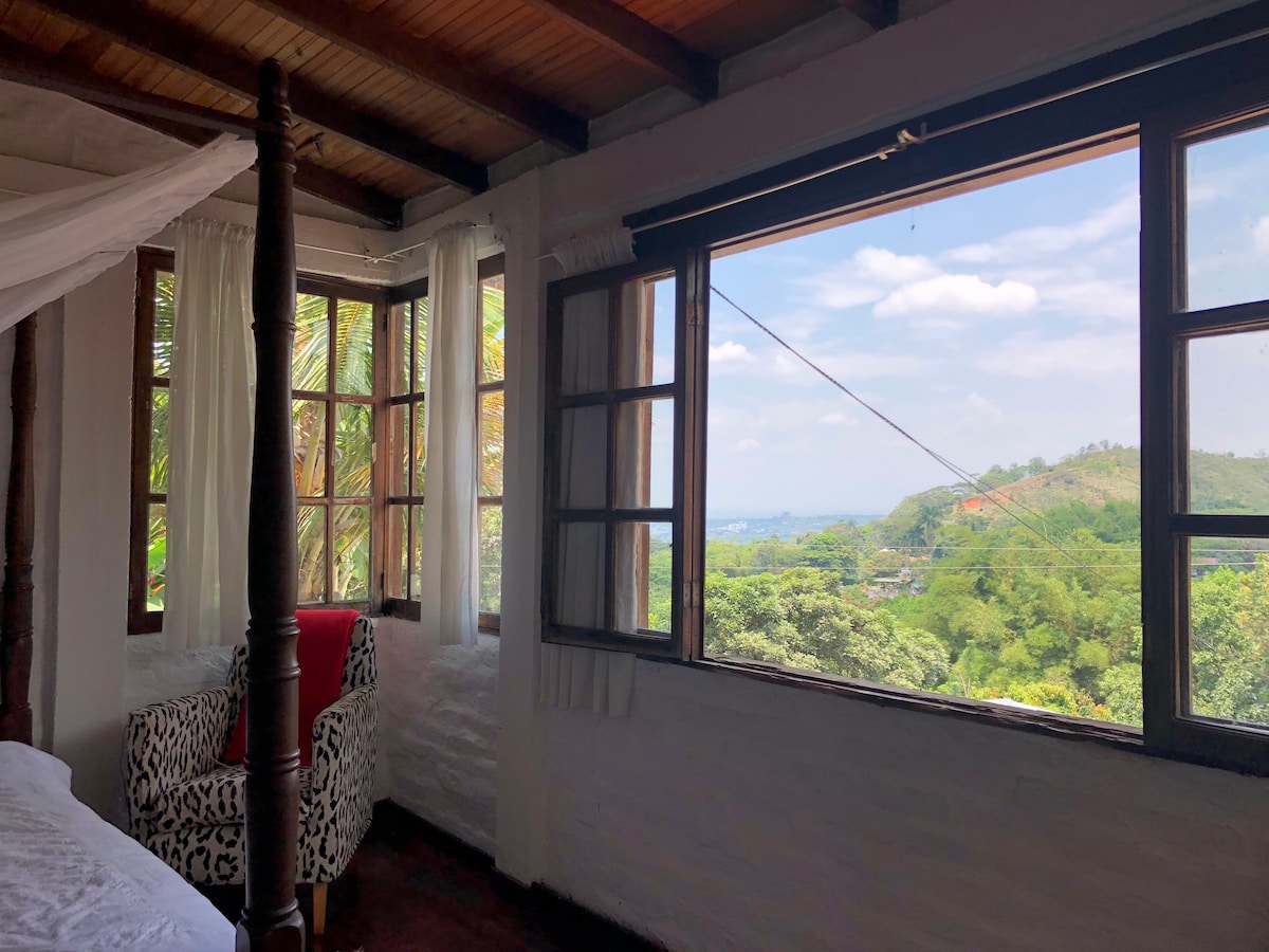 Chumba kikuu kilicho na mtaro, ukumbi, bafu tofauti na mwonekano wa jiji, milima na mazingira