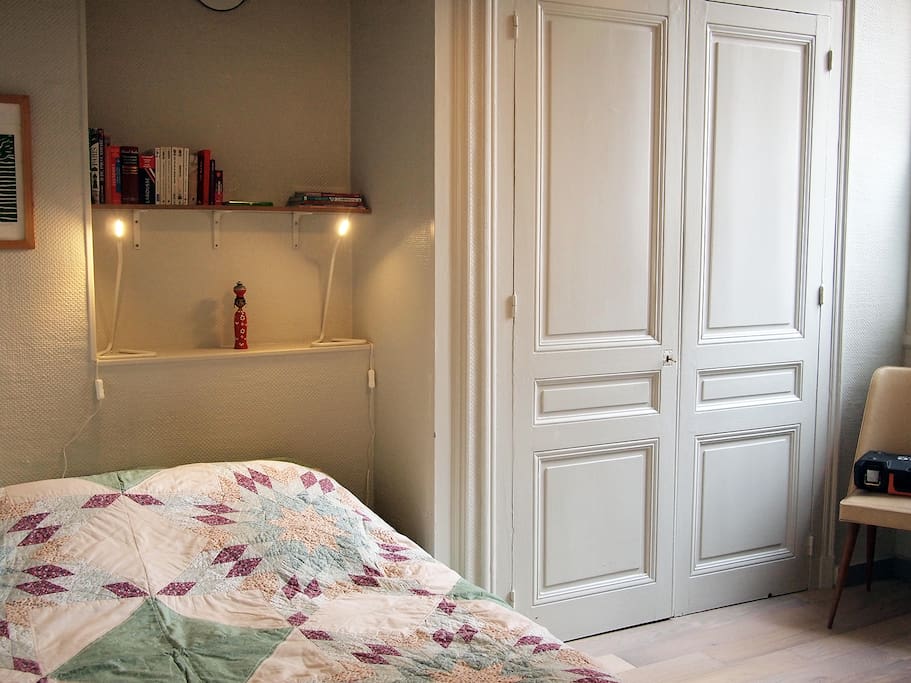 grande chambre avec lit double sous alcove