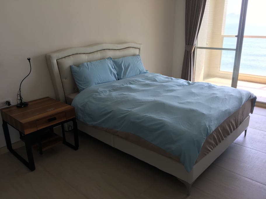 舒適雙人床與寬敞空間
Spacious Room with Comfortable Double Bed