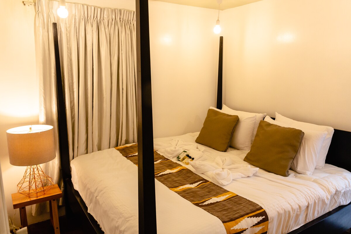 Master 's Bedroom s bračnim krevetom s 4 postera.