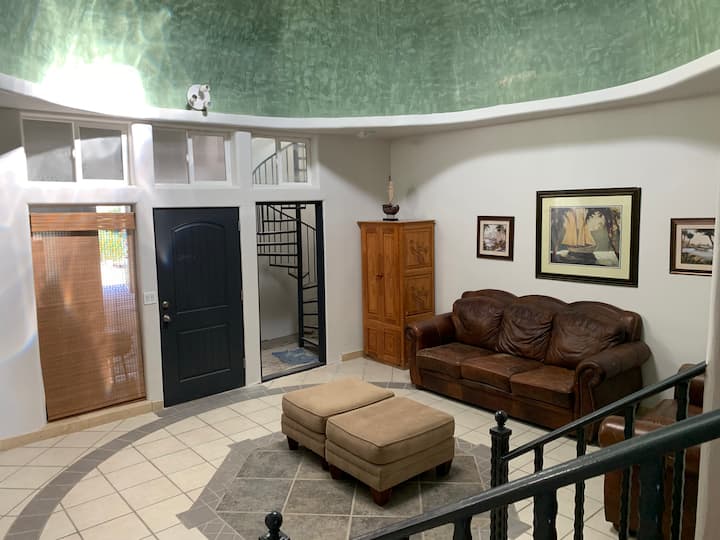 Основна всекидневна и стълбище до апартамент (1 - ви етаж)