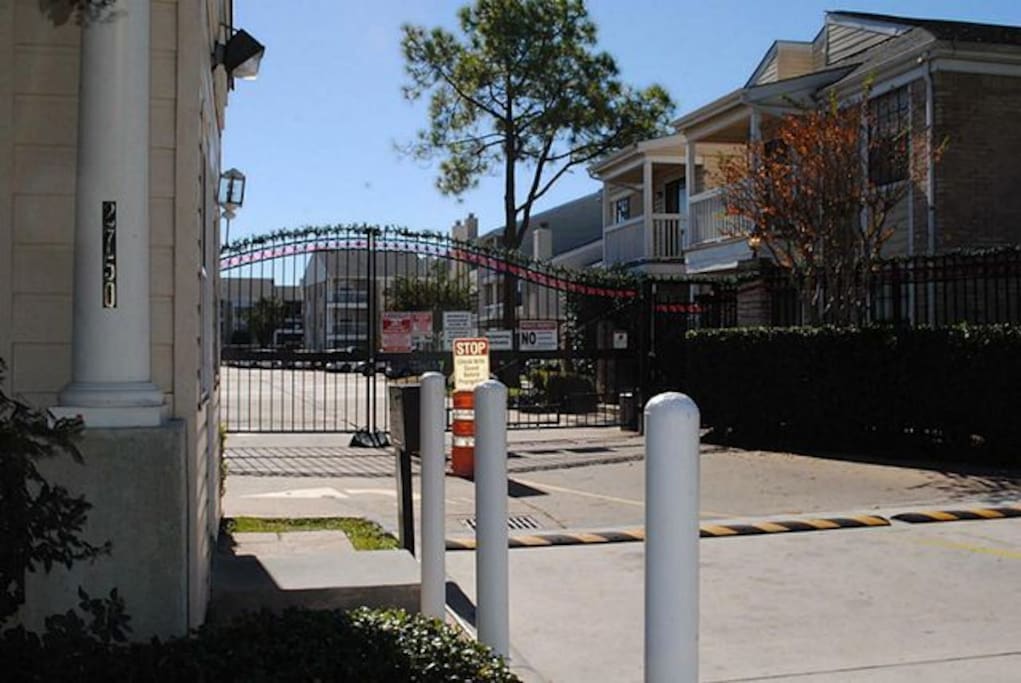 24-hour security guard, much safer than ordinary hotels/motels