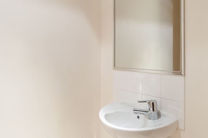 Incredible Family Apt W/spa Bath and Private Garden. gallery image 2