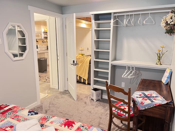 Chumba cha 3 cha kulala ufikiaji wa kujitegemea wa bafu la pamoja na ufikiaji wa sebule