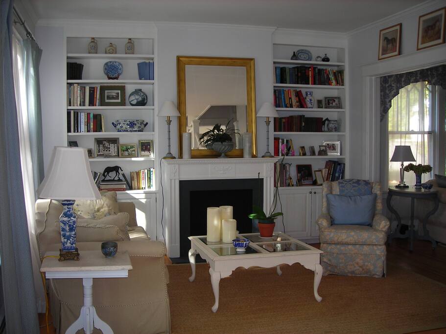 Gas fireplace, romantic setting for a glass of wine!