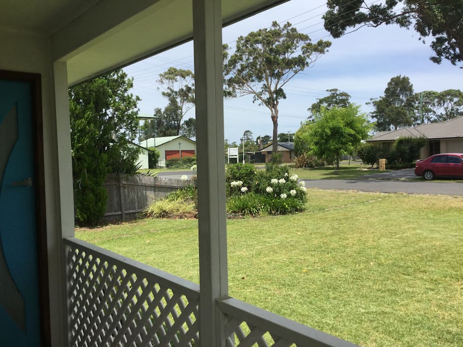 Quiet street , short stroll to amenities and river front ... Seacrest Cafe Sussex bowling club , boat and canoe hire at Pelican Shores Cafe and Marina all a short 2 streets away