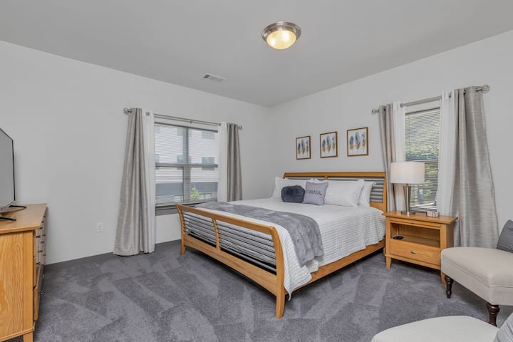 غرفة النوم الرئيسية/سرير بمقاس كبير