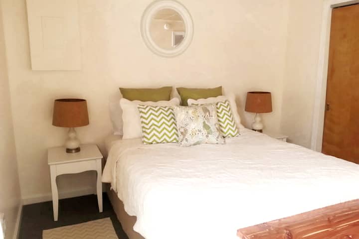 Chambre avec lit Queen Size, placard et commode