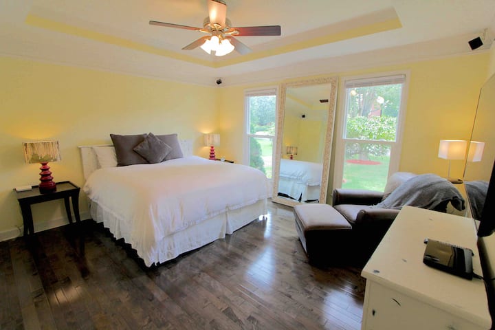 חדר שינה ראשי בקומה הראשונה