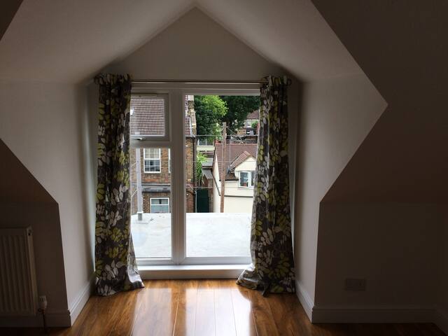 Exceptionally spacious Victorian House gallery image 4