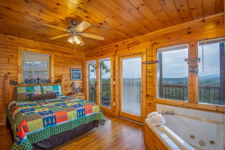 ห้องนอนชั้นล่างพร้อมเตียงขนาดควีนไซส์และจากุซซี่ 