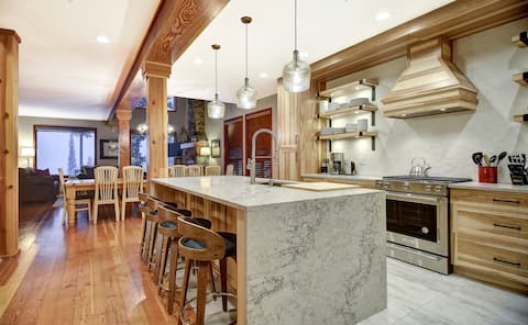 True Ski In/Out 5bed 4bath w/ hot tub and games rm