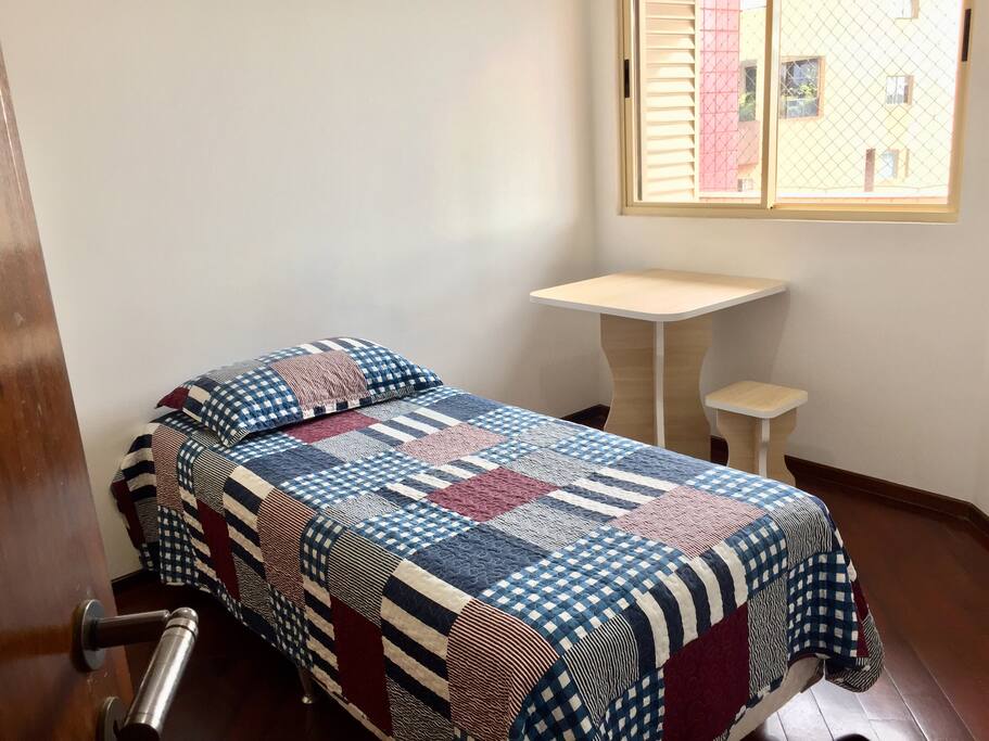 O quarto é bem espaçoso! Contém tomada ao lado da cama e na porta há a possibilidade de trancar com chave para maior privacidade do hospede.