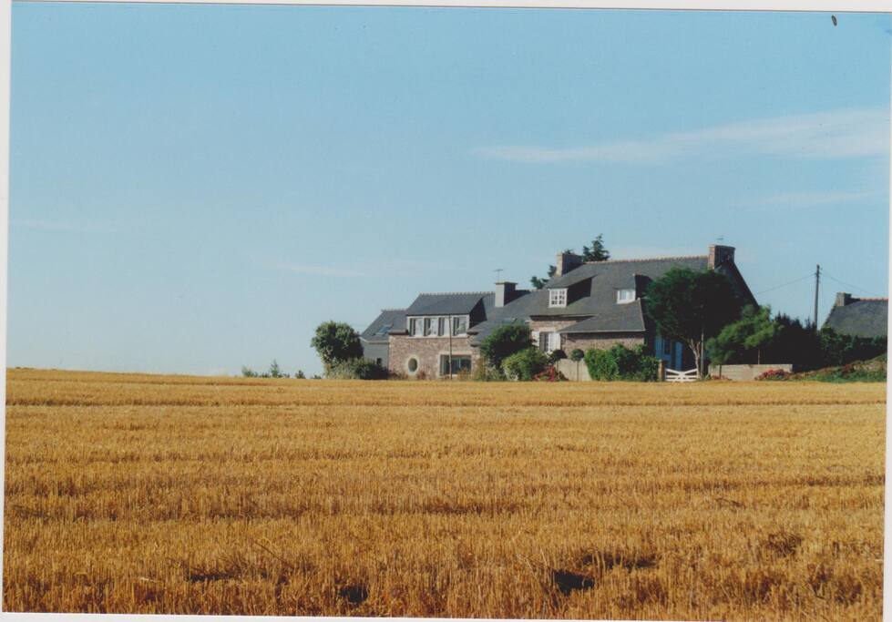 Vue de la maison à travers champs