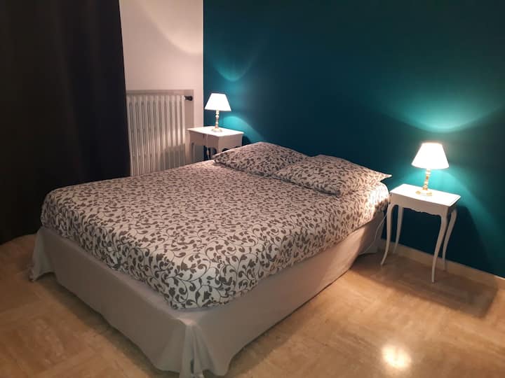 Habitación con cama doble y vestidor con vistas a la terraza