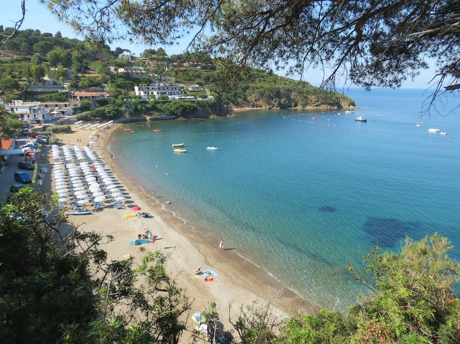 Spiaggia di Pareti (a 30 metri dall'alloggio)