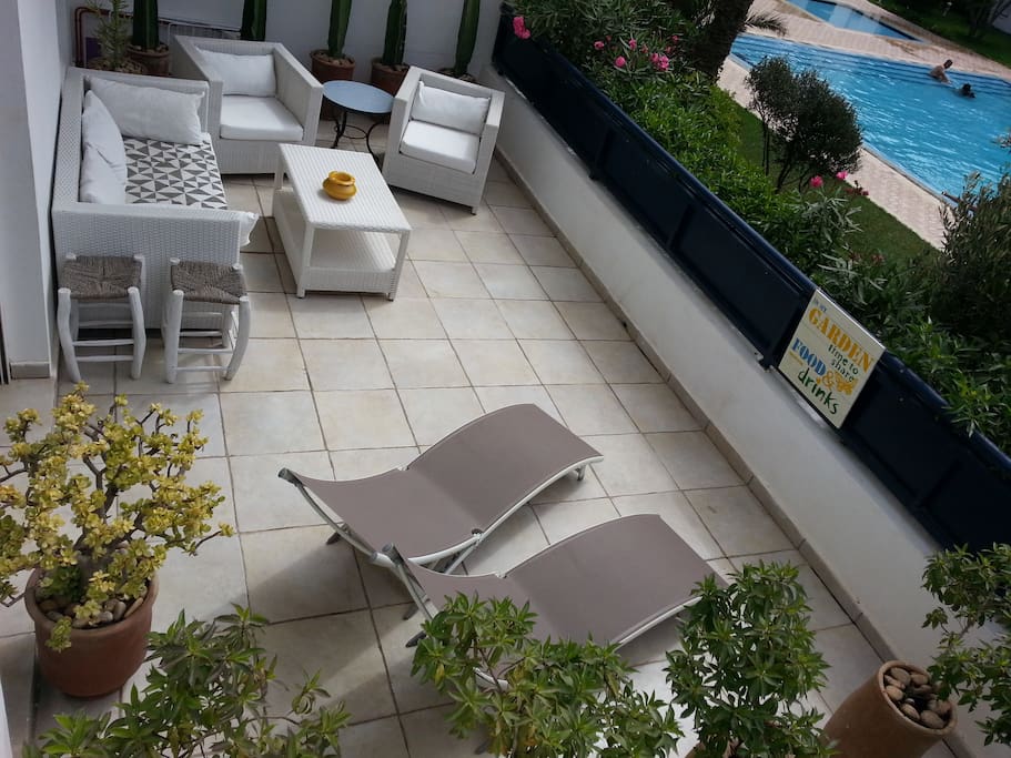 terrasse meublée sur jardin et piscine et vue sur mer
