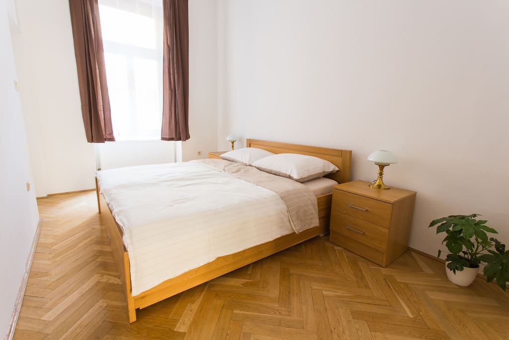 Bedroom with kingsize bed