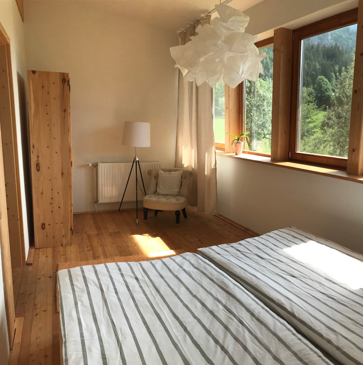 חדר שינה עם מיטה זוגית