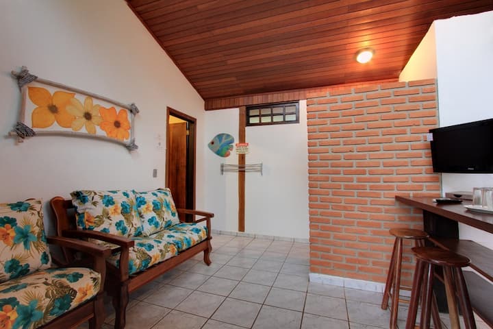 всекидневна с диван и телевизор