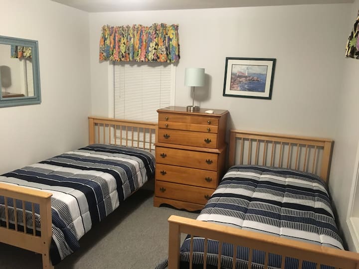 غرفة نوم 2 بالطابق العلوي تضم سريرين صغيرين