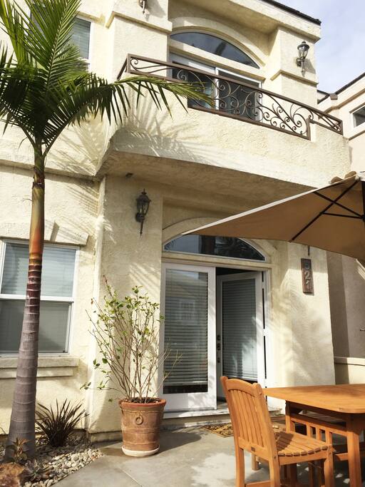 Huntington Beach Villa walking to dining, shopping and the beach