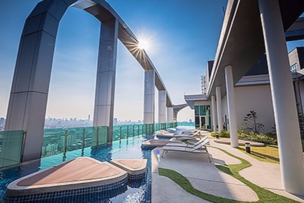 25M rooftop pool (including steam room).