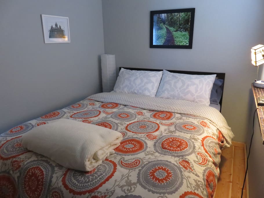 Small bedroom with queen sized bed.