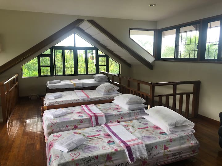 تحتوي غرفة النوم العلوية على أربعة أسرّة مزدوجة. يمكننا وضع ثلاثة أسرّة إضافية قابلة للطي ، كما هو مطلوب. 

الشقة العلوية مفتوحة لمساحة المعيشة أدناه وليس بها مكيف هواء. 