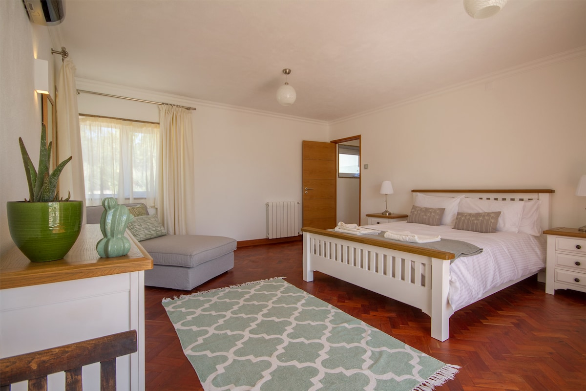 Dubbelsäng; två sängbord; lampa; En garderob; en byrå; En lång schäslong; Direkt tillgång till poolen; AC (varm och kall)