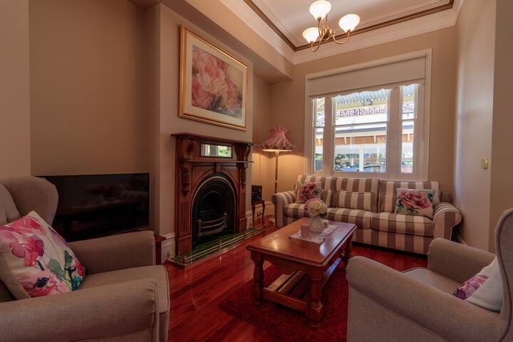 3 Bedroom Victorian luxury in Lilydale gallery image 5