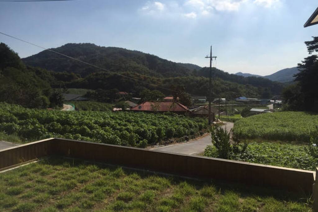 현관데크에서 보이는 마을전경입니다. 노을이 아름다운곳이에요