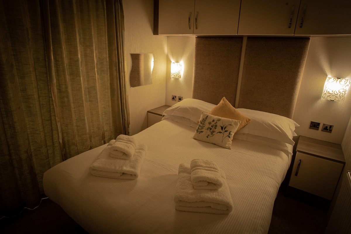 Dormitorio principal con baño privado y vestidor.