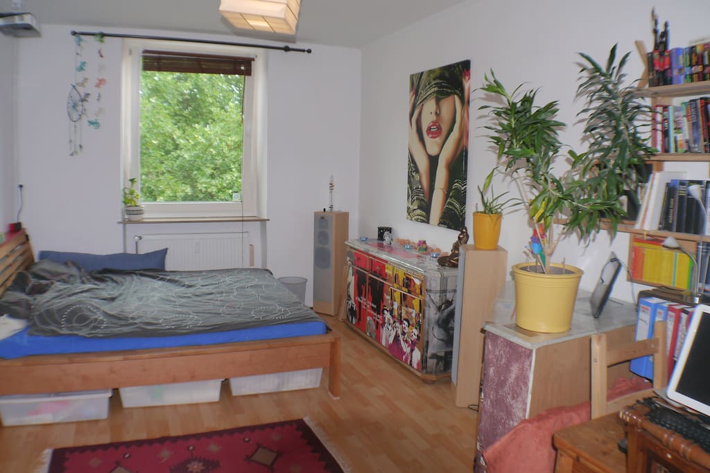 The sleeping room - with a 1.80 x 2.00 m bed ...