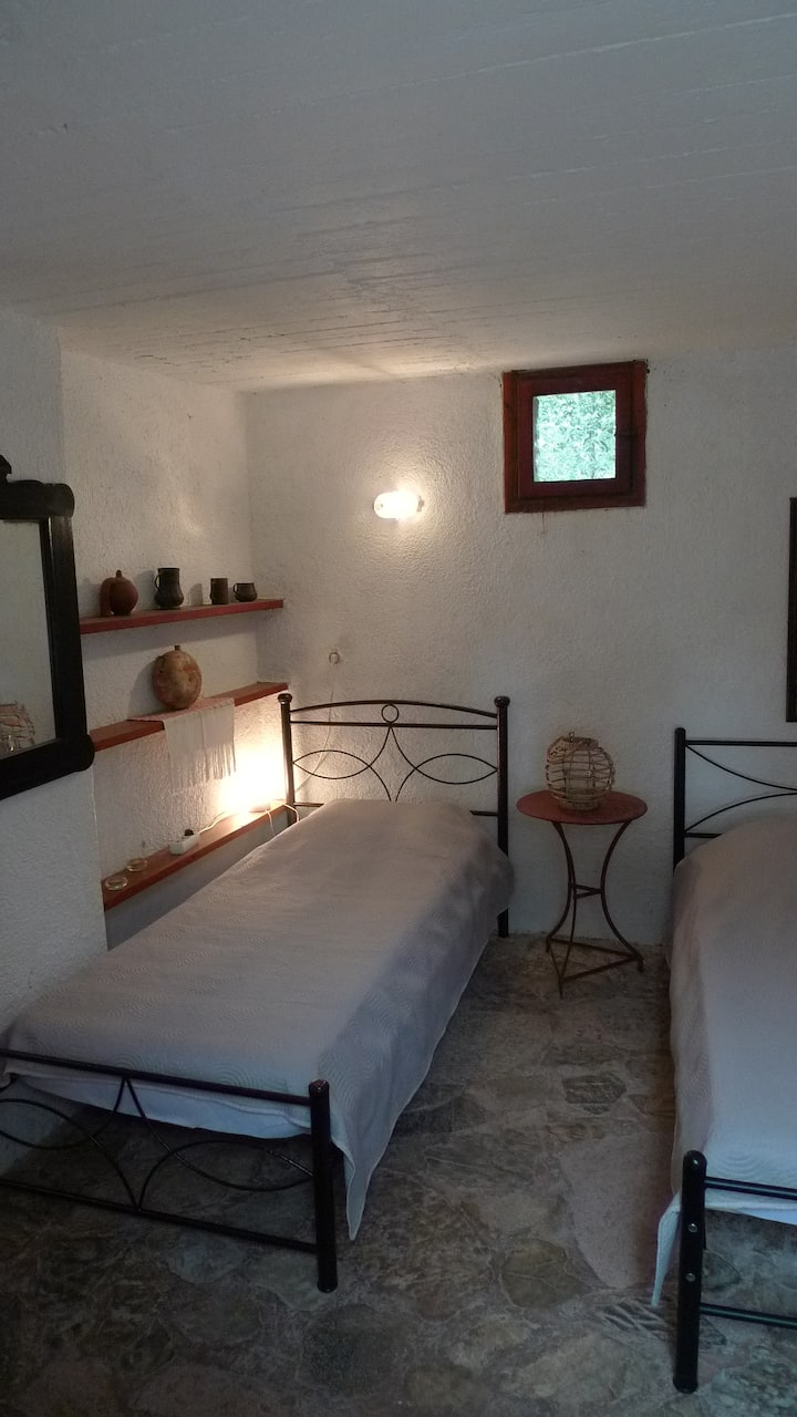 Овој мал прозорец ја освежува целата спална соба. Огледалото од левата страна е исто така антика.