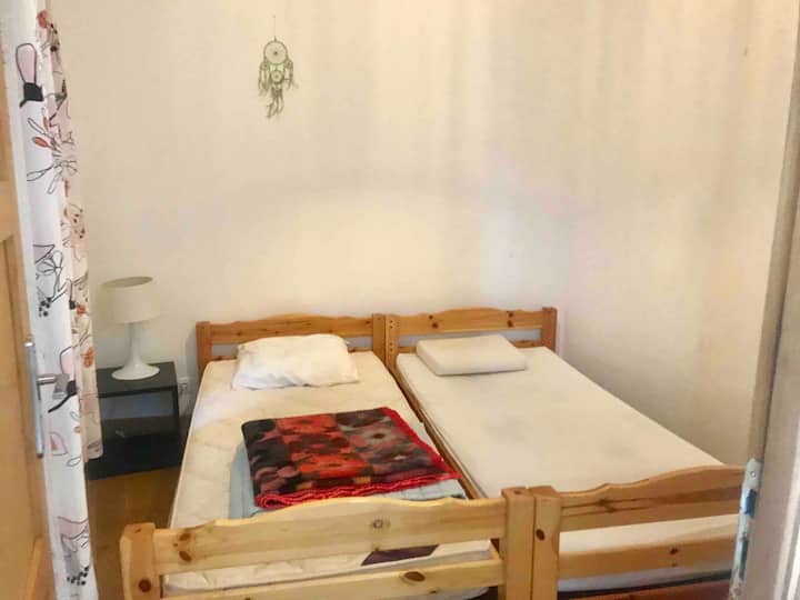 dhoma e gjumit 2 me një krevat tek (mundësia për t 'i ndarë ato)
