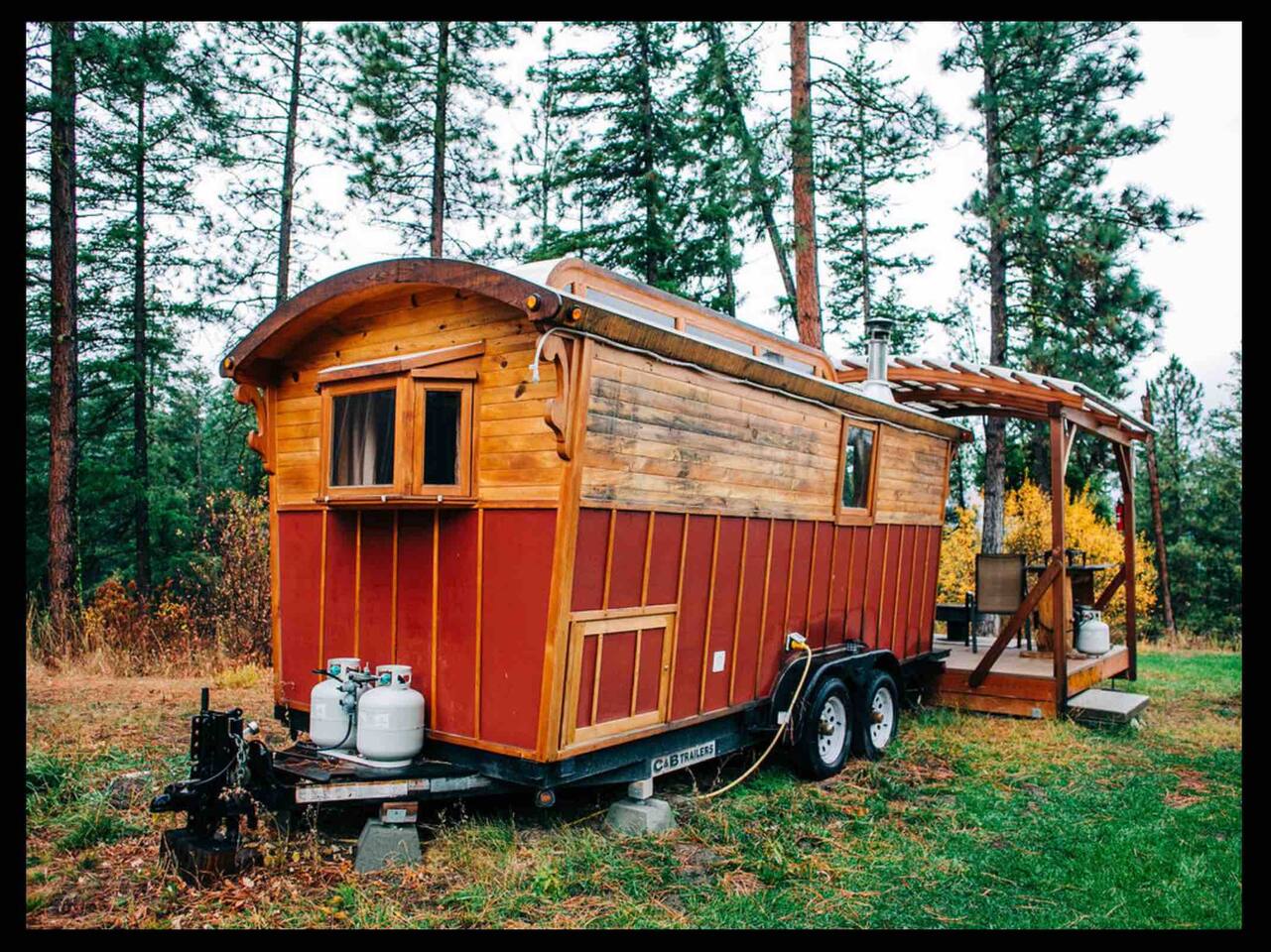 Red Gypsy Wagon Tiny Houses For Rent In Leavenworth