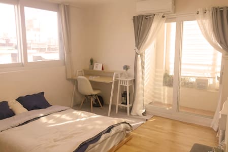 Calm and Friendly Mary House's White Room in seoul