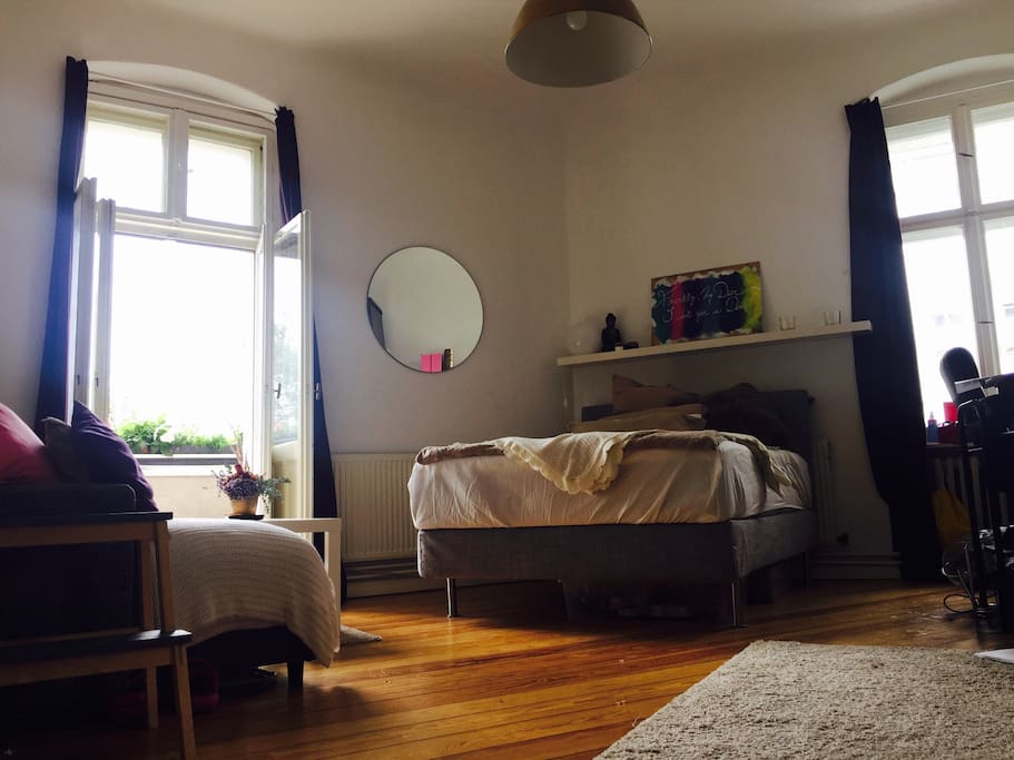 The available room. 24 m2 with balcony. Extremly comfy bed 140x200. Fairly big couch... Well full furnished. All you see stays there. Balcony is also pretty awesome, west view and directly into the Spree/Park (see last Pics)