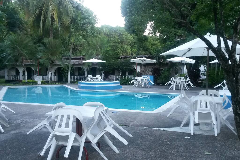 ZONA HUMEDA. PISCINA - JACUZZI