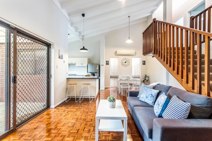 Vibrant Stay Near CBD- Dining&Shop at Doorstep