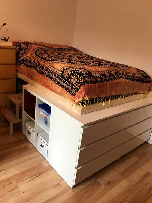 erhöhtes Doppelbett