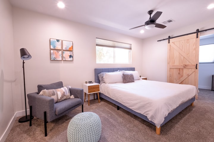 Dormitorio principal con cama tamaño king, vestidor y baño privado.