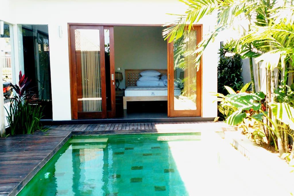 Bedroom n°1: open the door and dive into the swimming pool!