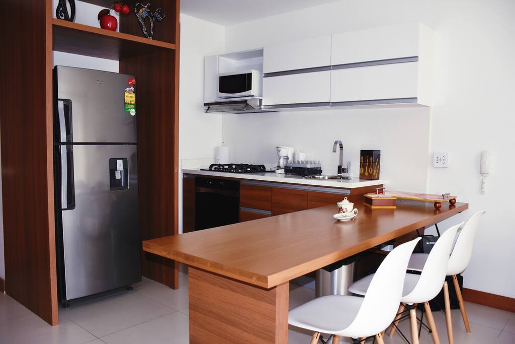 Cocina Abierta, Comedor y Patio de Ropas Detrás
